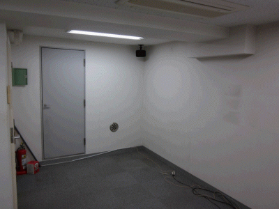 地下一階（奥のドアの向こうに機械室がある）