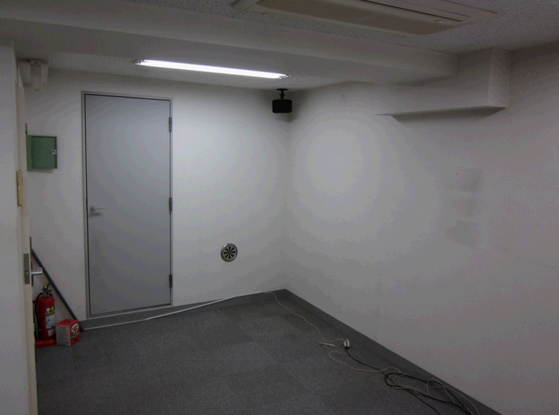 中古事務所ビル＠東京の地下室（ドアの向こうに機械室があります）