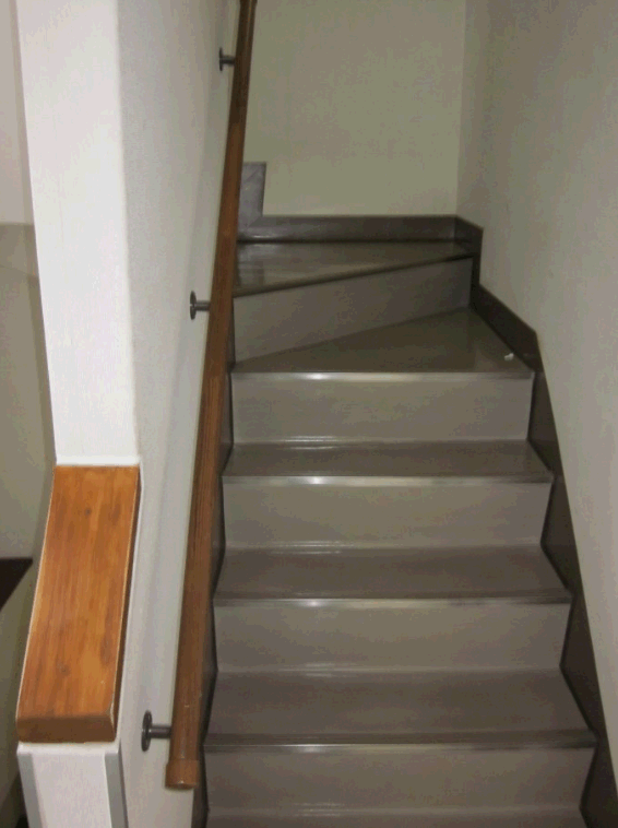 二階へつながる「事務所」階段。