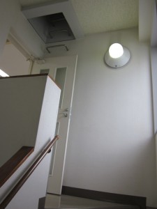 4階へ向かう階段です。屋上に上るための梯子のようなものが見えます。