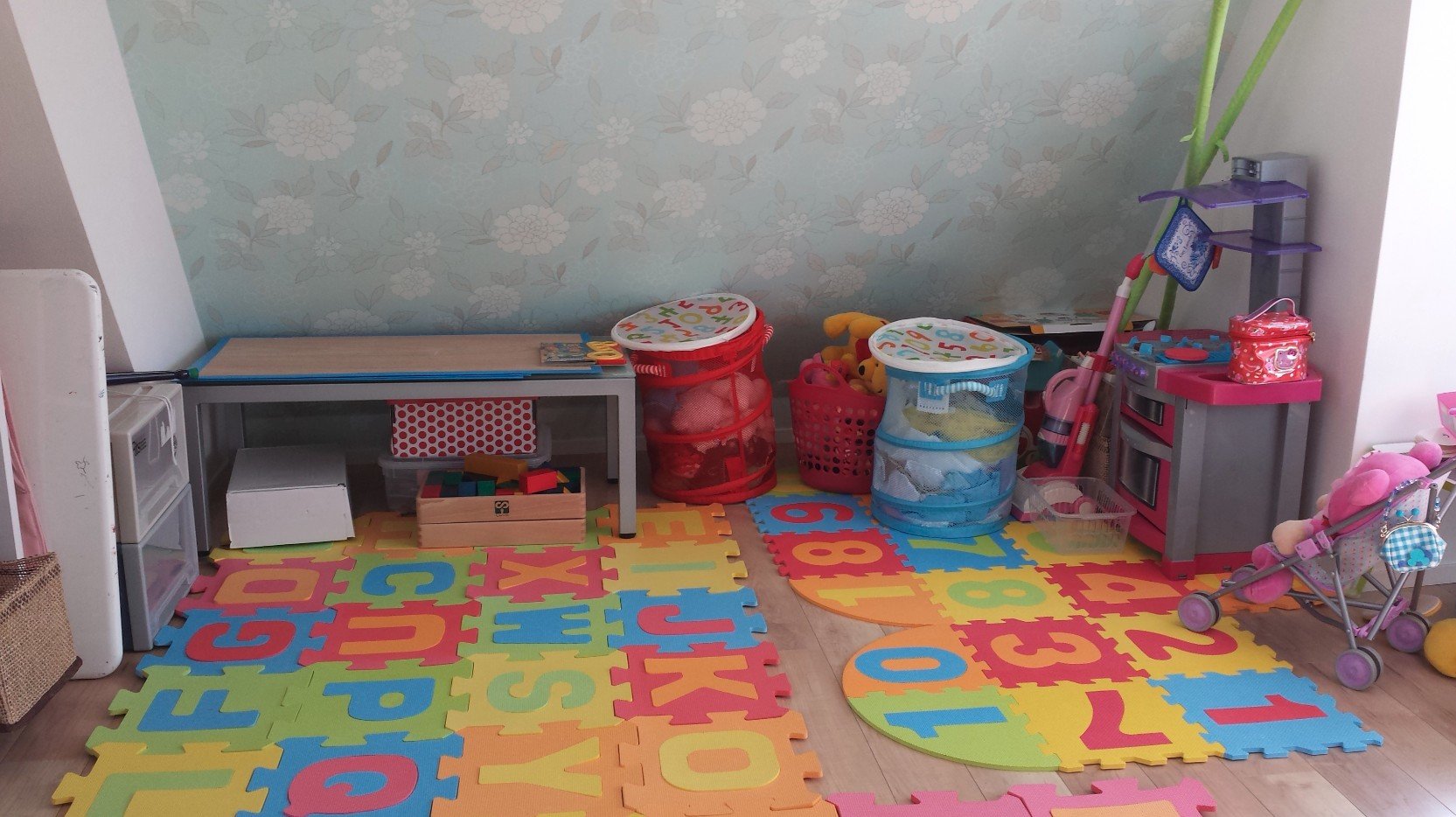 4階／子供部屋（10帖）、斜線規制斜め壁への造作クローゼット