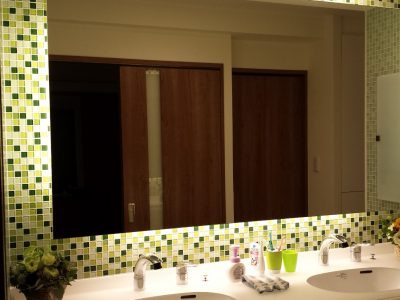 ガラスモザイクタイルのダブルボール洗面所