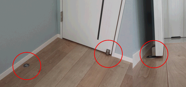 開き戸用のマグネットキャッチャー。磁石の力でドアを固定します。