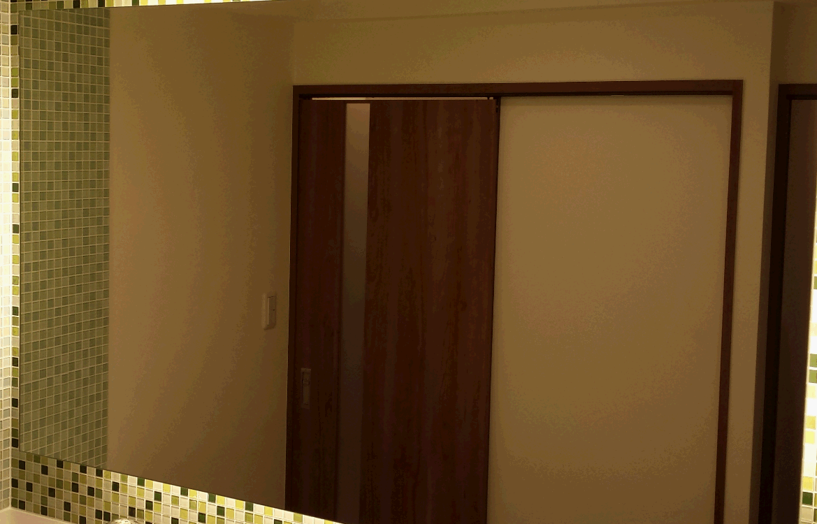 洗面所入口ドア（上吊引き戸）の納まり写真