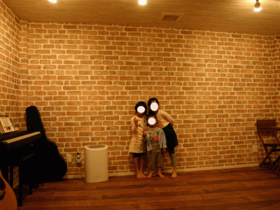 電球色のLEDスポットライト（地下室）