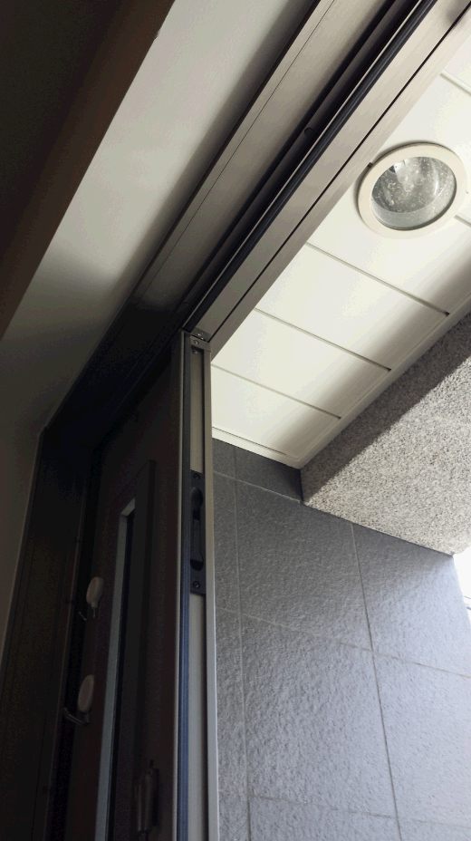 玄関の庇に相当する場所にある照明。前ビルオーナーが使っていたものをそのまま使用いています。