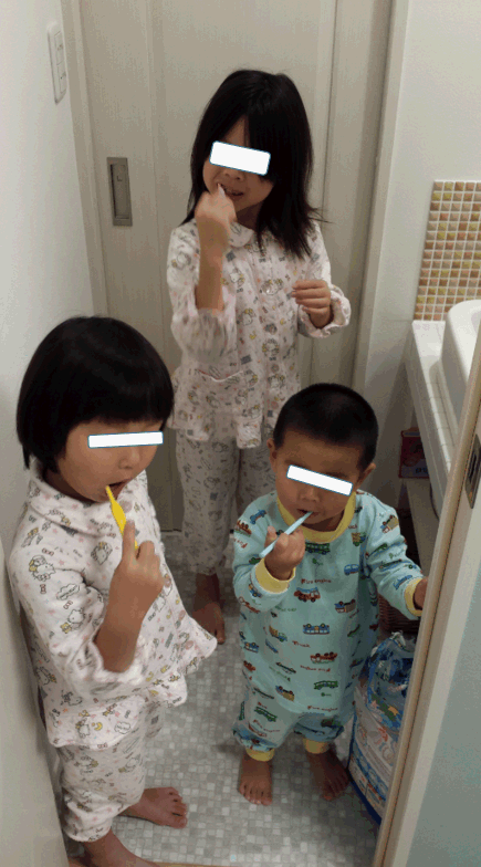 お風呂も歯磨きも寝るのも、いつも３人一緒です（羨ましい）