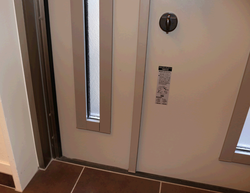 カバー工法でリフォームされた当家玄関ドア（下側拡大）