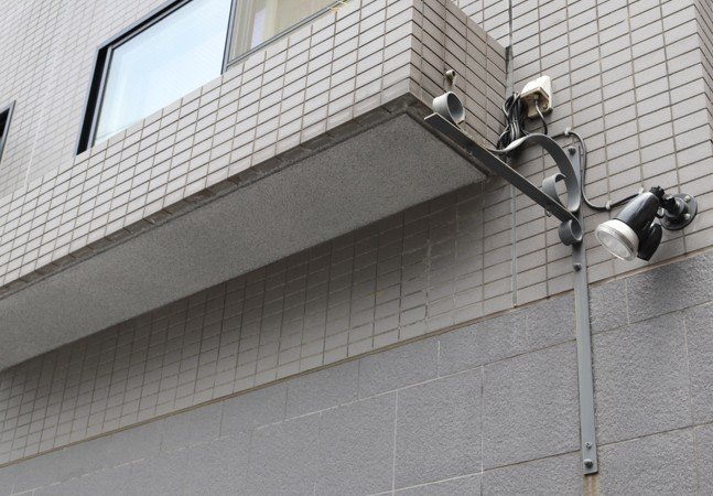 塗色した看板用アイアンと玄関照明